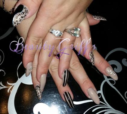 Ongle en gel et décos peinture et pailettes